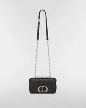 Dior Small Caro Supple Cannage Calfskin Bag Black Silver, sac à rabat en cuir de veau noir matelassé Cannage avec fermoir CD et chaîne argentée.
