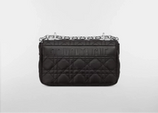 Dior Small Caro Supple Cannage Calfskin Bag Black Silver, sac à rabat en cuir de veau noir matelassé Cannage avec fermoir CD et chaîne argentée.