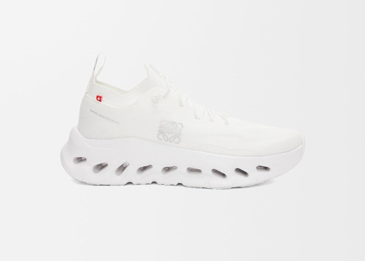 sneakers premium On Running Cloudtilt LOEWE blanches en mesh technique avec semelle CloudTec Phase et finitions haut de gamme vue de profil. 