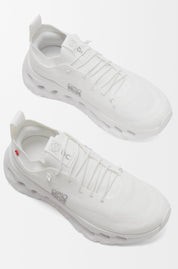 sneakers premium On Running Cloudtilt LOEWE blanches en mesh technique avec semelle CloudTec Phase et finitions haut de gamme vues du dessus. 