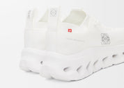 sneakers premium On Running Cloudtilt LOEWE blanches en mesh technique avec semelle CloudTec Phase et finitions haut de gamme vues de 3/4 arrière. 