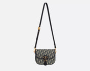 Dior Bobby Medium Blue Dior Oblique Jacquard M9319UTZQ_M928, sac à rabat en toile monogrammée bleue et beige, cuir bleu marine et fermoir CD doré.