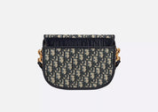 Dior Bobby Medium Blue Dior Oblique Jacquard M9319UTZQ_M928, sac à rabat en toile monogrammée bleue et beige, cuir bleu marine et fermoir CD doré.