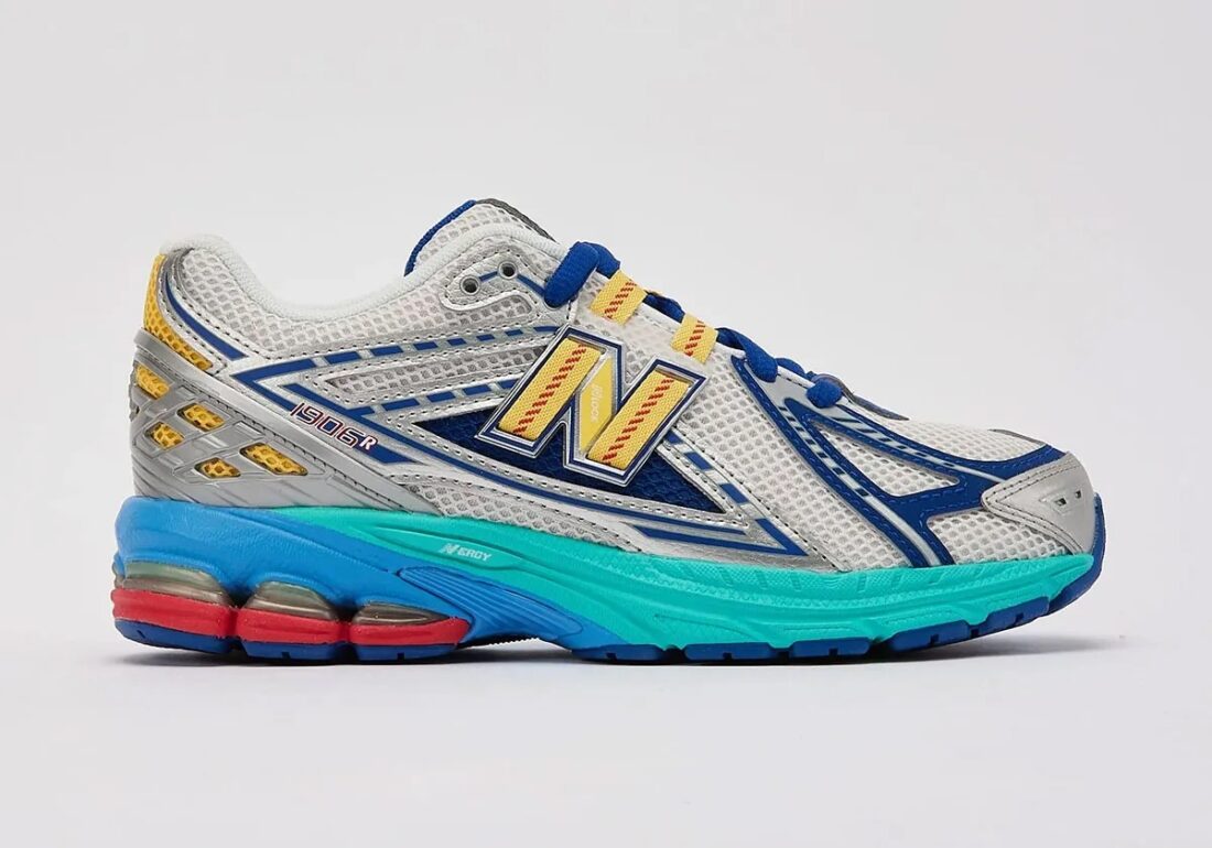 Sneaker New Balance 1906R en mesh blanc nacré, suède gris premium, détails argent métallisé, accents bleu et violet, amorti ABZORB et N-ergy, édition DLTR Moon Sign