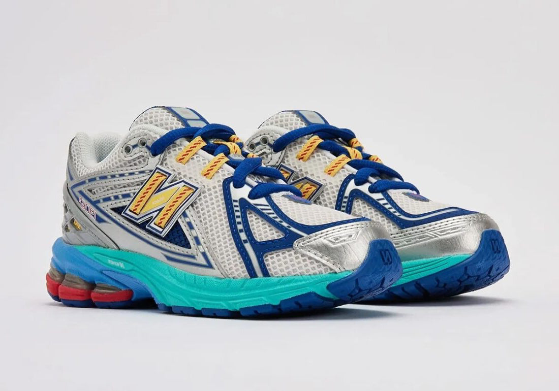 Sneaker New Balance 1906R en mesh blanc nacré, suède gris premium, détails argent métallisé, accents bleu et violet, amorti ABZORB et N-ergy, édition DLTR Moon Sign