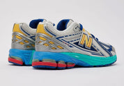 Sneaker New Balance 1906R en mesh blanc nacré, suède gris premium, détails argent métallisé, accents bleu et violet, amorti ABZORB et N-ergy, édition DLTR Moon Sign