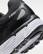 Vue zoomée sur les détails arrières de la Nike P-6000 Black White Metallic Silver noire, blanche et argentée avec mesh respirant, renforts superposés et détails Metallic Silver 