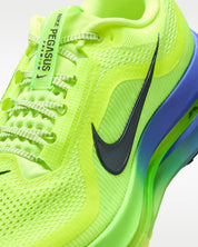 Nike Air Zoom Pegasus Premium Lime Blast Sapphire en mesh technique avec amorti ZoomX ReactX et Air Zoom visible intégrale. zoom avant de la chaussure