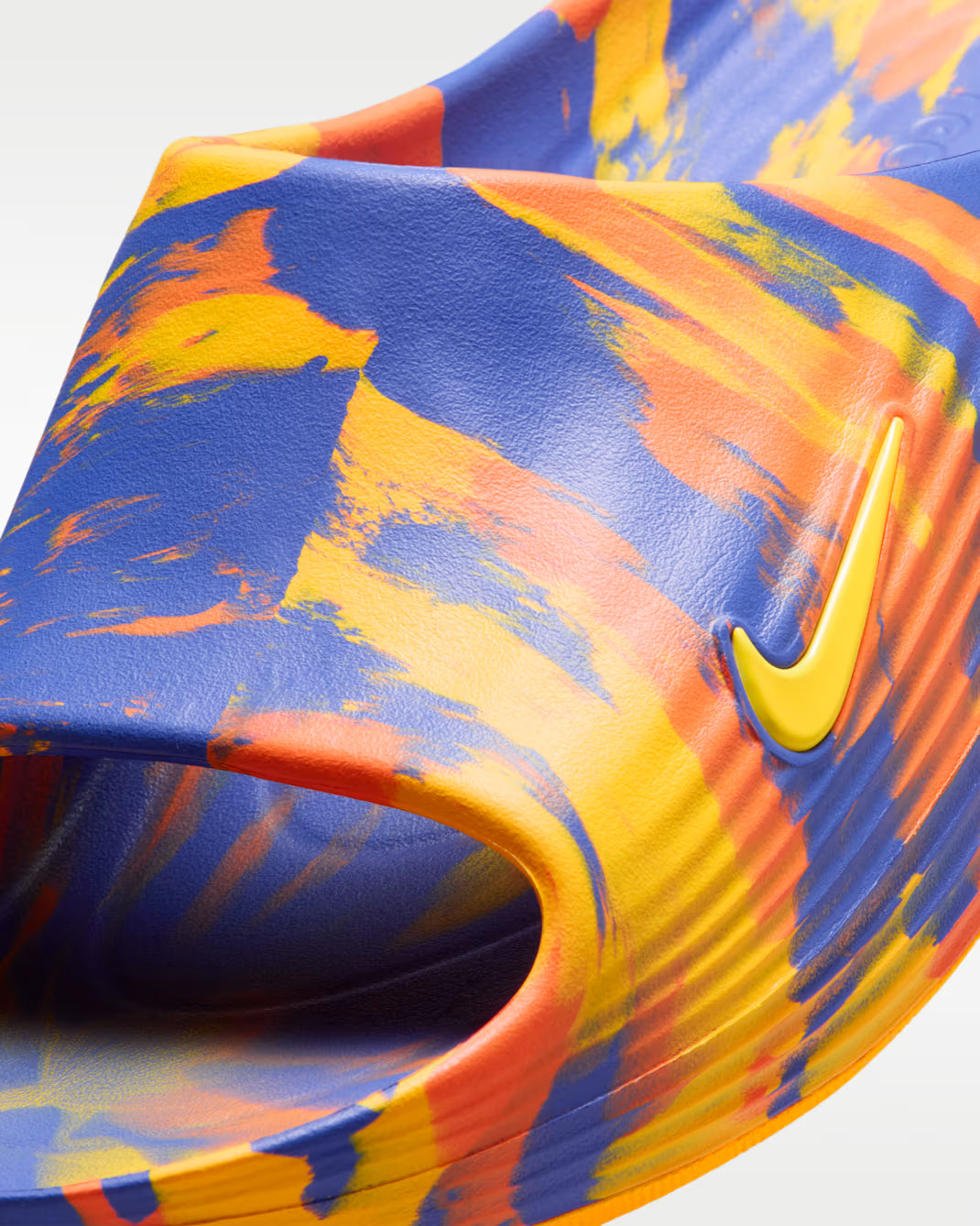 Nike ReactX Rejuven8 Slide SE bleue Lapis et orange Total Orange en mousse ReactX avec design ergonomique et confort premium. zoom avant de la chaussure