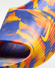 Nike ReactX Rejuven8 Slide SE bleue Lapis et orange Total Orange en mousse ReactX avec design ergonomique et confort premium. zoom avant de la chaussure