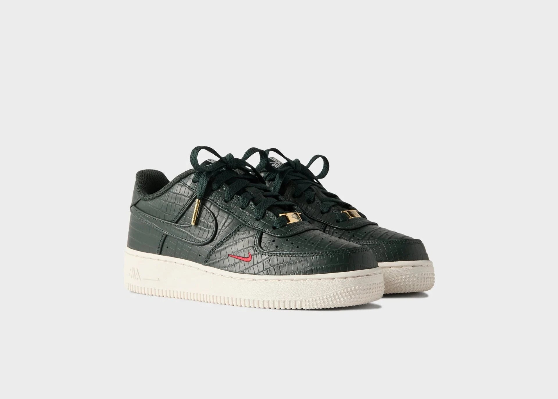 Sneakers Nike Air Force 1 Low Kith Black Spruce en cuir vert foncé avec détails exclusifs et semelle Air iconique