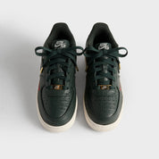 Sneakers Nike Air Force 1 Low Kith Black Spruce en cuir vert foncé avec détails exclusifs et semelle Air iconique