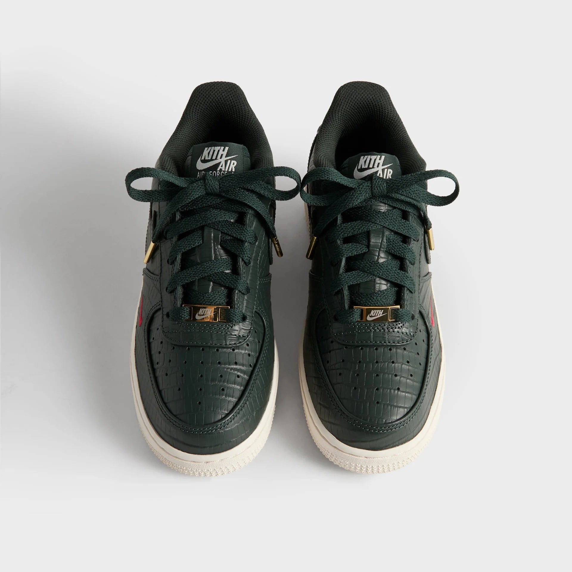 Sneakers Nike Air Force 1 Low Kith Black Spruce en cuir vert foncé avec détails exclusifs et semelle Air iconique