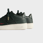 Sneakers Nike Air Force 1 Low Kith Black Spruce en cuir vert foncé avec détails exclusifs et semelle Air iconique