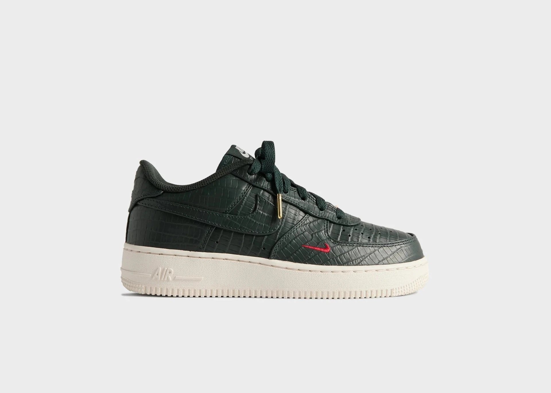 Sneakers Nike Air Force 1 Low Kith Black Spruce en cuir vert foncé avec détails exclusifs et semelle Air iconique