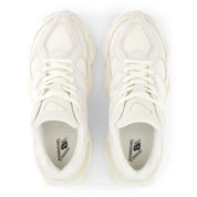 Sneaker New Balance 9060 Angora Sea Salt en mesh et suède crème avec semelle sculptée ABZORB et design lifestyle moderne.