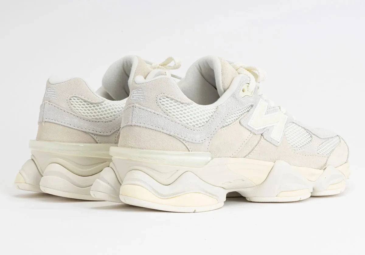 Sneaker New Balance 9060 Angora Sea Salt en mesh et suède crème avec semelle sculptée ABZORB et design lifestyle moderne.