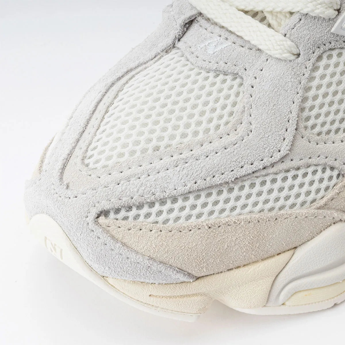 Sneaker New Balance 9060 Angora Sea Salt en mesh et suède crème avec semelle sculptée ABZORB et design lifestyle moderne.