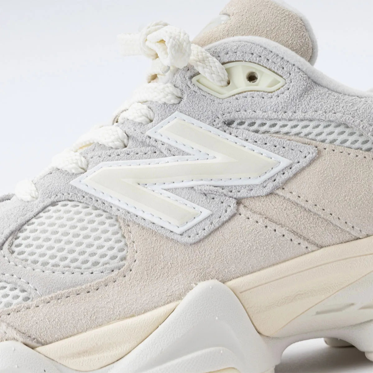 Sneaker New Balance 9060 Angora Sea Salt en mesh et suède crème avec semelle sculptée ABZORB et design lifestyle moderne.