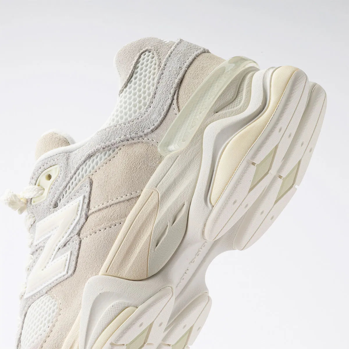 Sneaker New Balance 9060 Angora Sea Salt en mesh et suède crème avec semelle sculptée ABZORB et design lifestyle moderne.