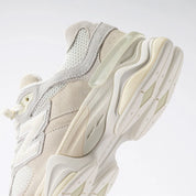 Sneaker New Balance 9060 Angora Sea Salt en mesh et suède crème avec semelle sculptée ABZORB et design lifestyle moderne.