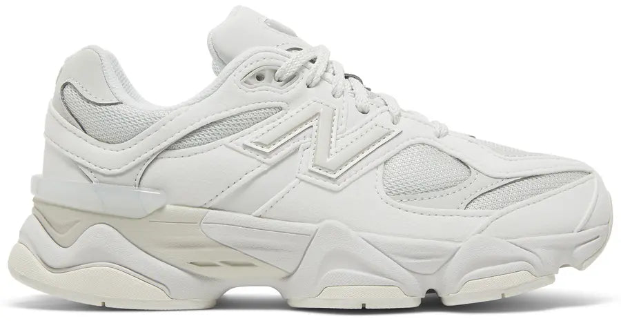 New Balance 9060 Reflection, sneaker blanche et grise aux détails argentés en mesh et suède avec semelle sculptée et technologies ABZORB et SBS. (vue de profil)