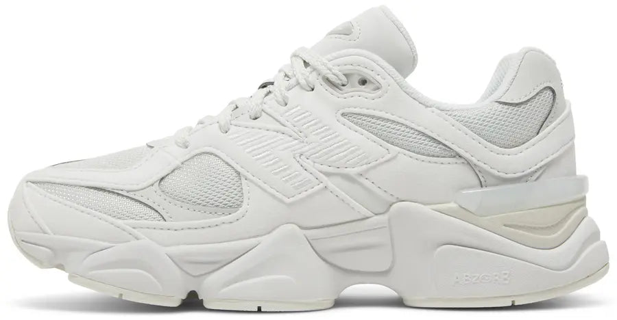 New Balance 9060 Reflection, sneaker blanche et grise aux détails argentés en mesh et suède avec semelle sculptée et technologies ABZORB et SBS. (vue de profil intérieur)