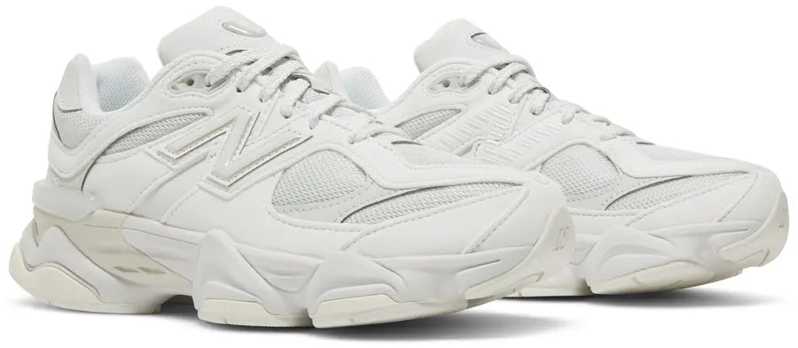 New Balance 9060 Reflection, sneaker blanche et grise aux détails argentés en mesh et suède avec semelle sculptée et technologies ABZORB et SBS. (vue de 3/4)