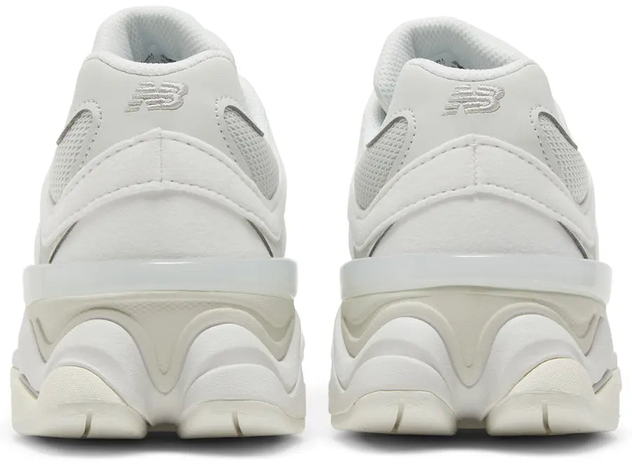 New Balance 9060 Reflection, sneaker blanche et grise aux détails argentés en mesh et suède avec semelle sculptée et technologies ABZORB et SBS. (vue de derrière)