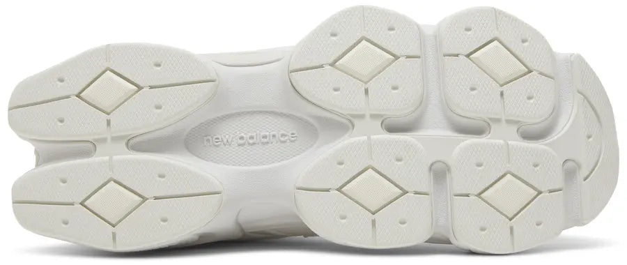 New Balance 9060 Reflection, sneaker blanche et grise aux détails argentés en mesh et suède avec semelle sculptée et technologies ABZORB et SBS. (vue semelle)