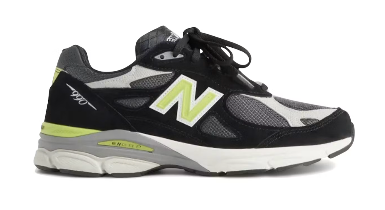 New Balance 990v3 MiUSA Kith United Arrows &amp; Sons Black en daim noir et mesh gris avec détails Oyster Mushroom et accents vert néon.