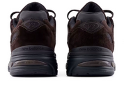 New Balance 991v2 MiUK Brown, sneaker Made in UK marron en suède et mesh avec logo N latéral et semelle à amorti FuelCell.