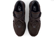 New Balance 991v2 MiUK Brown, sneaker Made in UK marron en suède et mesh avec logo N latéral et semelle à amorti FuelCell.