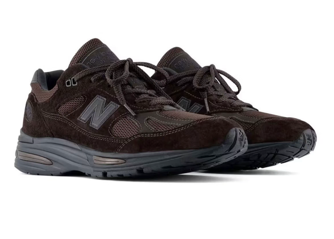 New Balance 991v2 MiUK Brown, sneaker Made in UK marron en suède et mesh avec logo N latéral et semelle à amorti FuelCell.