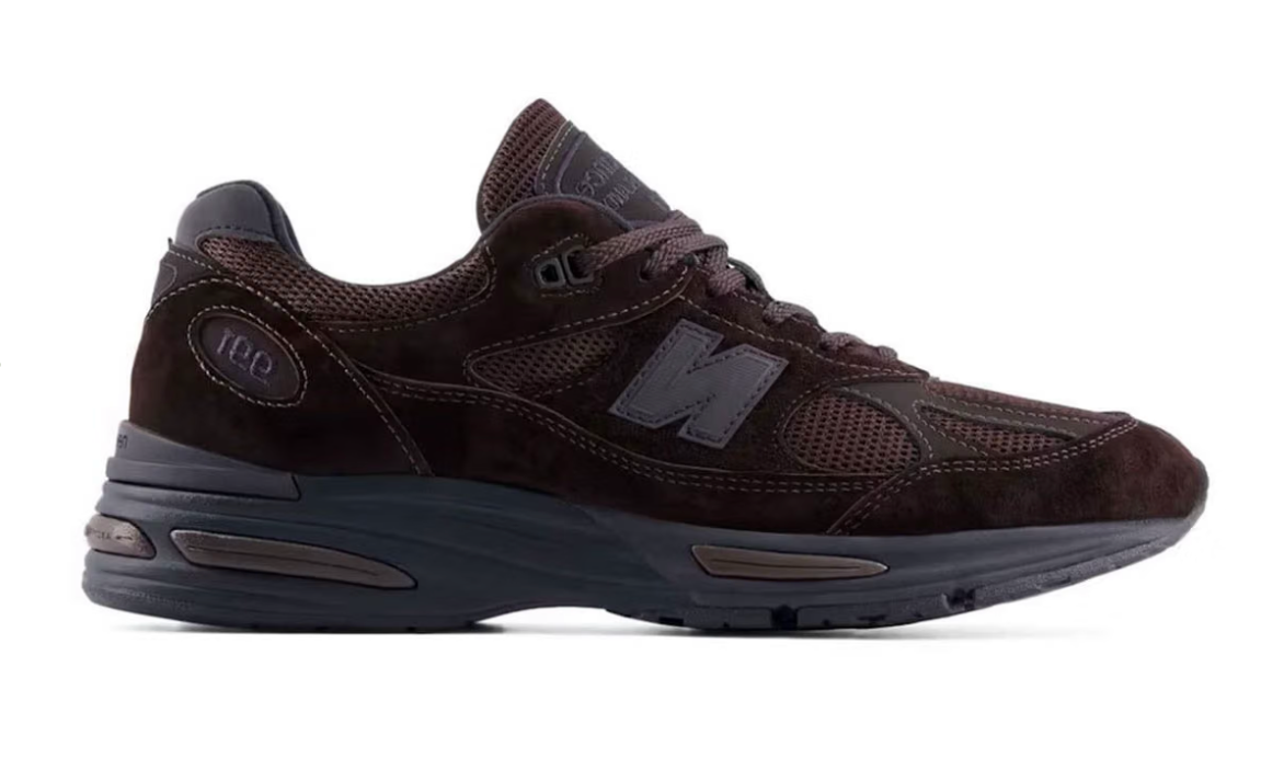 New Balance 991v2 MiUK Brown, sneaker Made in UK marron en suède et mesh avec logo N latéral et semelle à amorti FuelCell.