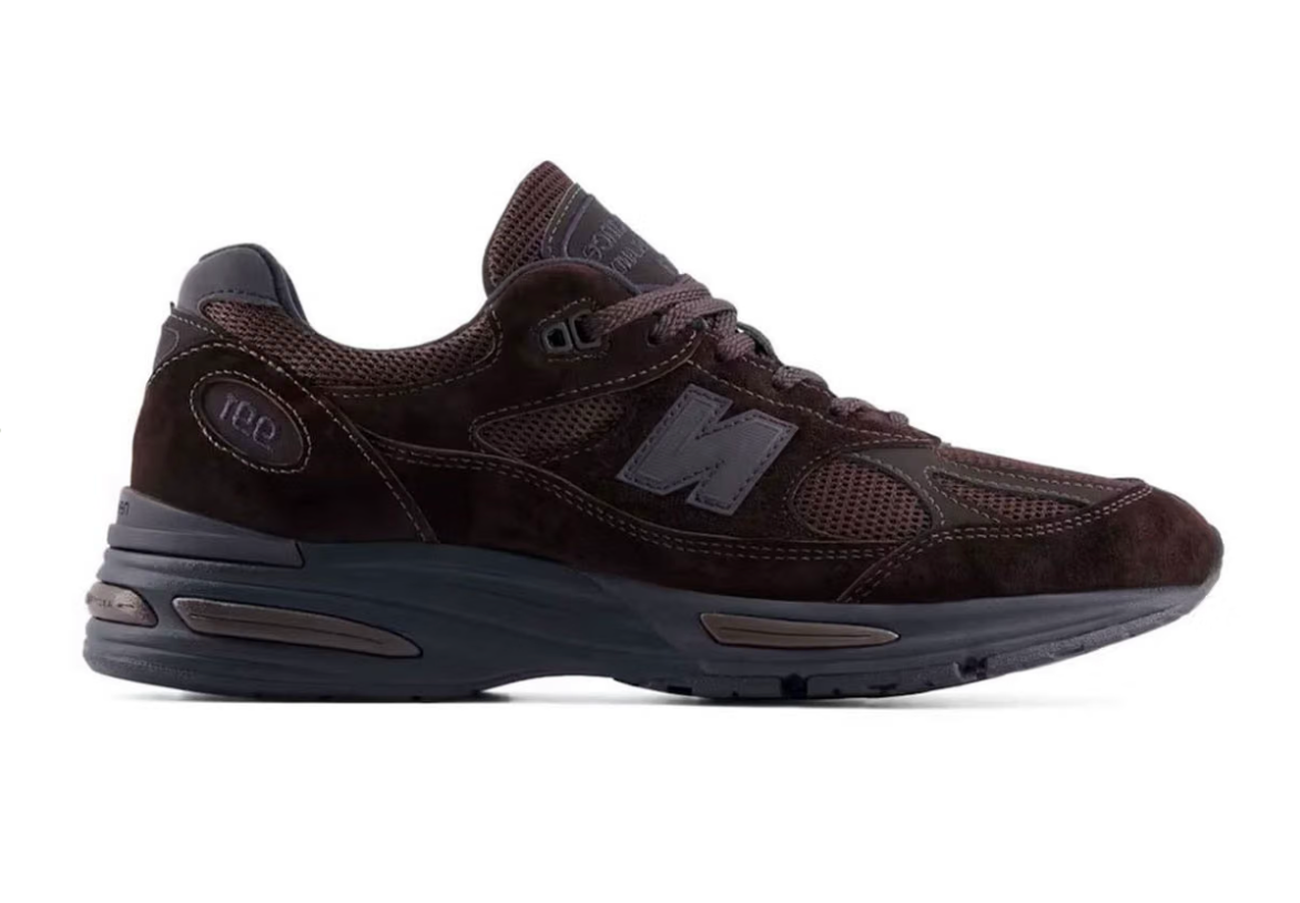 New Balance 991v2 MiUK Brown, sneaker Made in UK marron en suède et mesh avec logo N latéral et semelle à amorti FuelCell.