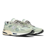 New Balance 991v2 Made in UK Sea Grass en suède vert et mesh premium avec amorti FuelCell et ABZORB SBS.