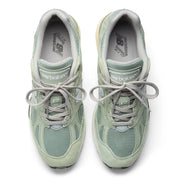 New Balance 991v2 Made in UK Sea Grass en suède vert et mesh premium avec amorti FuelCell et ABZORB SBS.