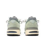 New Balance 991v2 Made in UK Sea Grass en suède vert et mesh premium avec amorti FuelCell et ABZORB SBS.