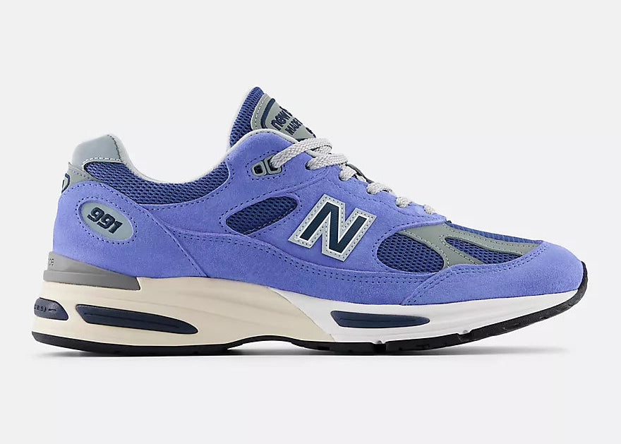 New Balance 991v2 MiUK Summer Brights Baja Blue avec tige en mesh respirant, empiècements en daim premium bleu, amorti FuelCell, technologie ENCAP et fabrication Made in UK vue de profil. 