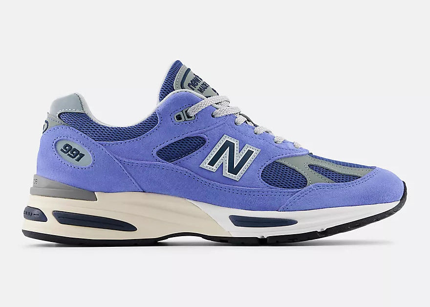 New Balance 991v2 MiUK Summer Brights Baja Blue avec tige en mesh respirant, empiècements en daim premium bleu, amorti FuelCell, technologie ENCAP et fabrication Made in UK vue de profil. 