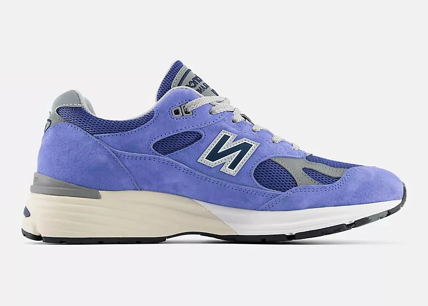 New Balance 991v2 MiUK Summer Brights Baja Blue avec tige en mesh respirant, empiècements en daim premium bleu, amorti FuelCell, technologie ENCAP et fabrication Made in UK vue de profil intérieur. 