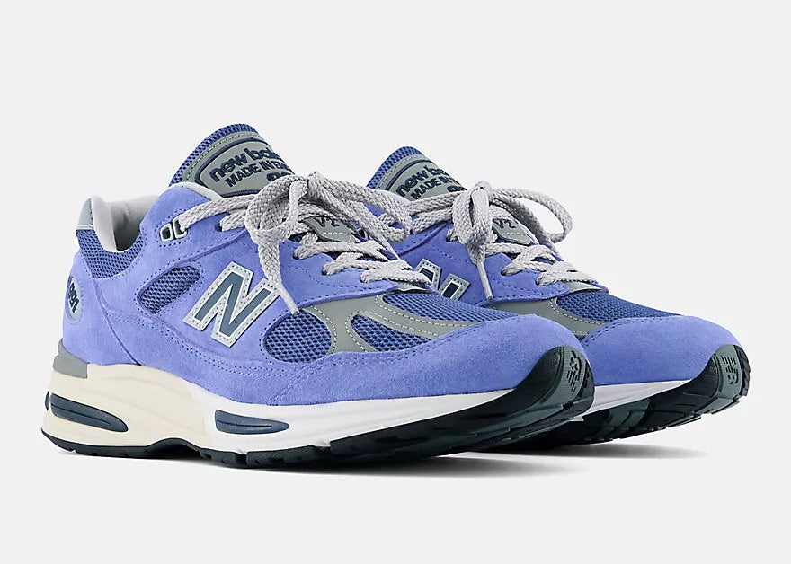 New Balance 991v2 MiUK Summer Brights Baja Blue avec tige en mesh respirant, empiècements en daim premium bleu, amorti FuelCell, technologie ENCAP et fabrication Made in UK vue de 3/4 face. 