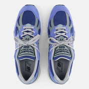 New Balance 991v2 MiUK Summer Brights Baja Blue avec tige en mesh respirant, empiècements en daim premium bleu, amorti FuelCell, technologie ENCAP et fabrication Made in UK vue du dessus. 