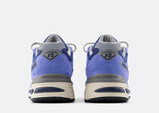New Balance 991v2 MiUK Summer Brights Baja Blue avec tige en mesh respirant, empiècements en daim premium bleu, amorti FuelCell, technologie ENCAP et fabrication Made in UK vue de derrière. 
