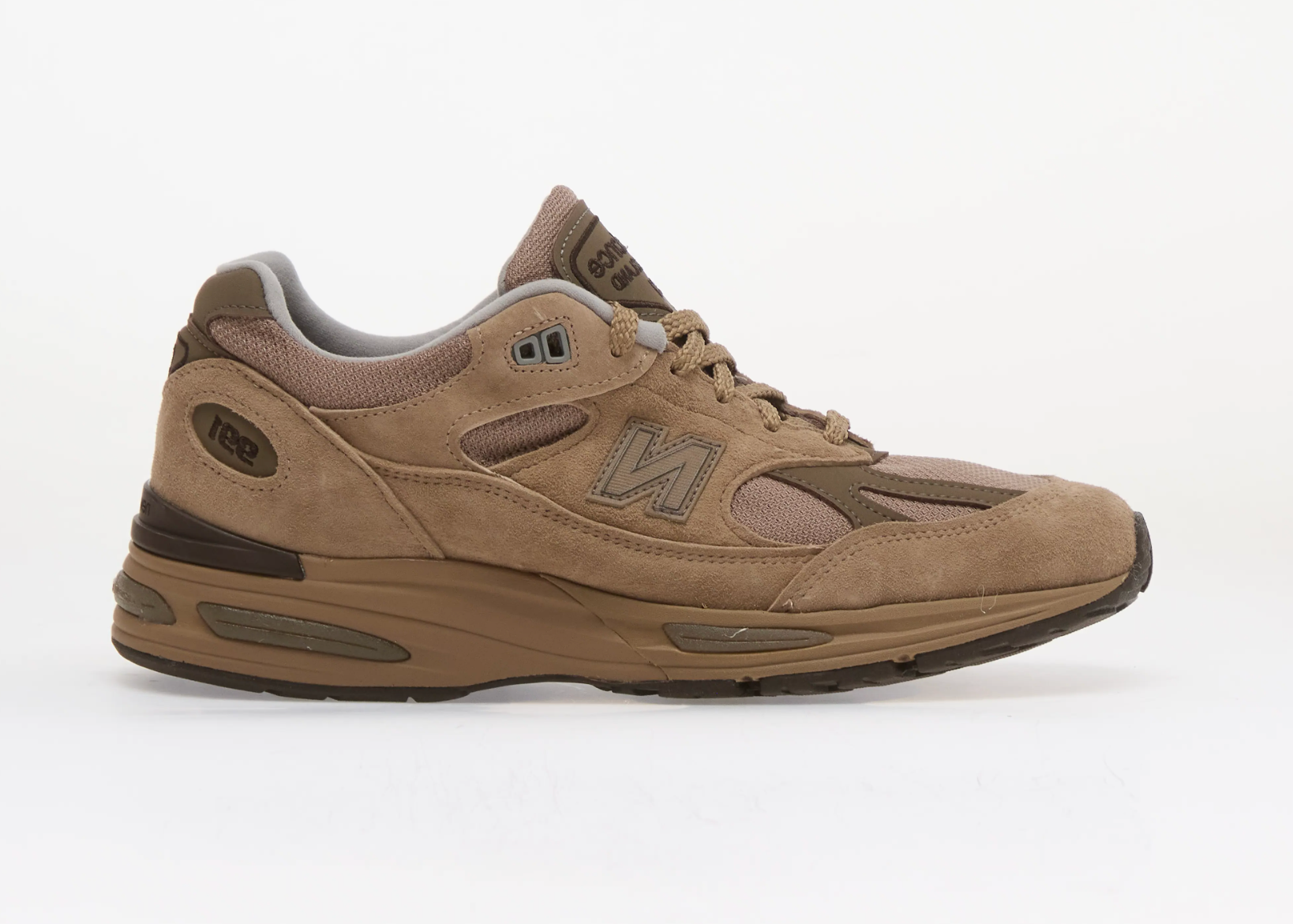 New Balance 991v2 MiUK Walnut Shitake, sneaker Made in UK aux tons Walnut et Shitake avec empeigne en mesh et suède et semelle FuelCell.