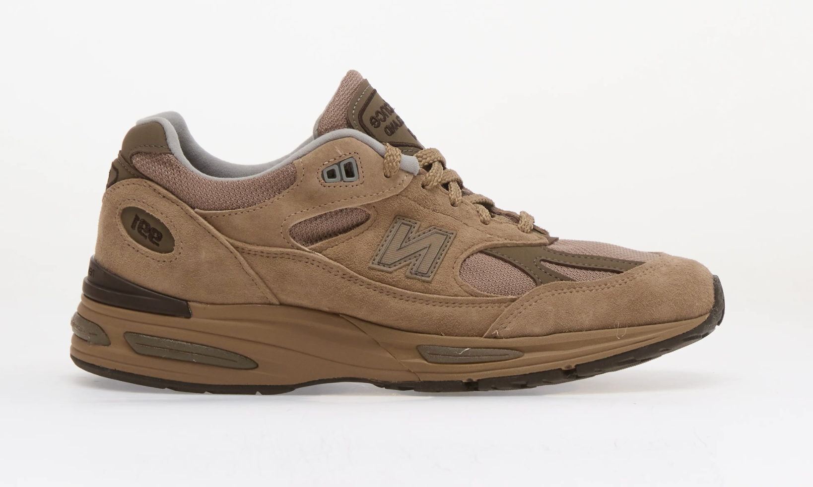 New Balance 991v2 MiUK Walnut Shitake, sneaker Made in UK aux tons Walnut et Shitake avec empeigne en mesh et suède et semelle FuelCell.