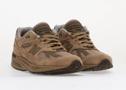 New Balance 991v2 MiUK Walnut Shitake, sneaker Made in UK aux tons Walnut et Shitake avec empeigne en mesh et suède et semelle FuelCell.