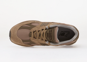 New Balance 991v2 MiUK Walnut Shitake, sneaker Made in UK aux tons Walnut et Shitake avec empeigne en mesh et suède et semelle FuelCell.