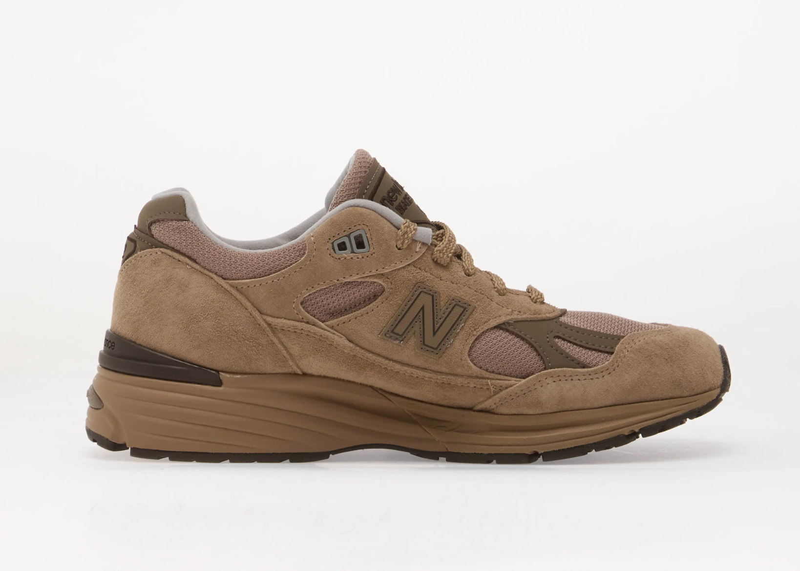 New Balance 991v2 MiUK Walnut Shitake, sneaker Made in UK aux tons Walnut et Shitake avec empeigne en mesh et suède et semelle FuelCell.